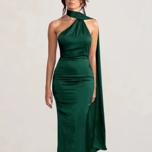 1200 - Hej!  Säljer en helt ny klänning från Club L i storlek 38. Etikett kvar. 