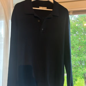 Stickad tröja, mango - Rensar ur garderoben inför kommande flytt, därav en massa grejer som ska säljas. En blå stickad tröja med små knappar upptill. Klassiskt och funkar till det mesta, gör sig kanske bäst med en skjorta under på en svagare sommardag alternativt på hösten