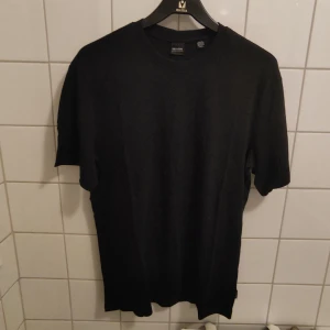 Oanvända 5 pack svarta bas t-shirts från Only and sons strl M - De är köpta från Zalando för 699 kr men jag glömde att returnera dem inom retur tiden. Dem är av hög kvalite och mjuka. 