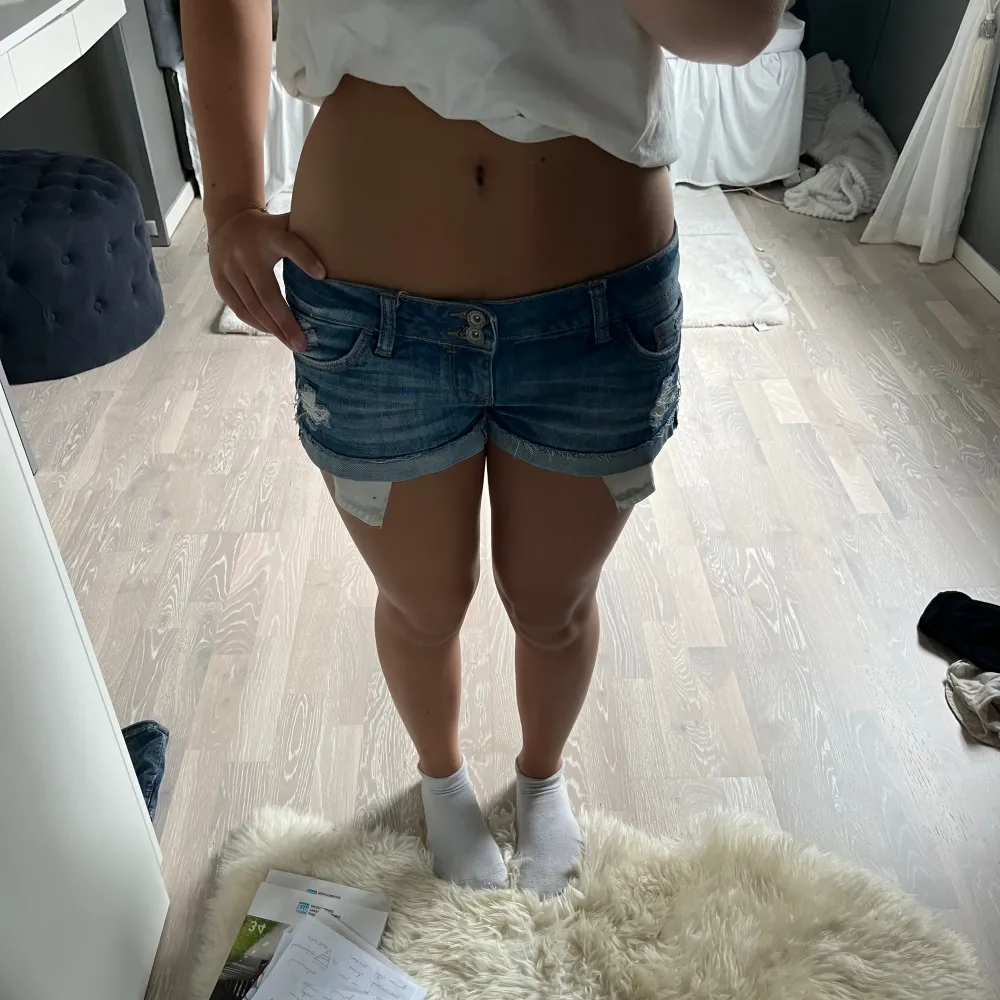 säljer ett par sååå snygga lågmidjade jeansshorts med dubbla knappar. midja: 40cm❤️. Shorts.