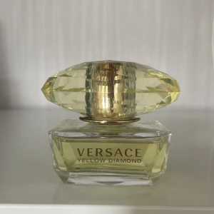 Versace parfym - Använd väldigt få gånger, fick som present men var helt enkelt inte min doft. 50 ml. Orginalpris runt 940 kr