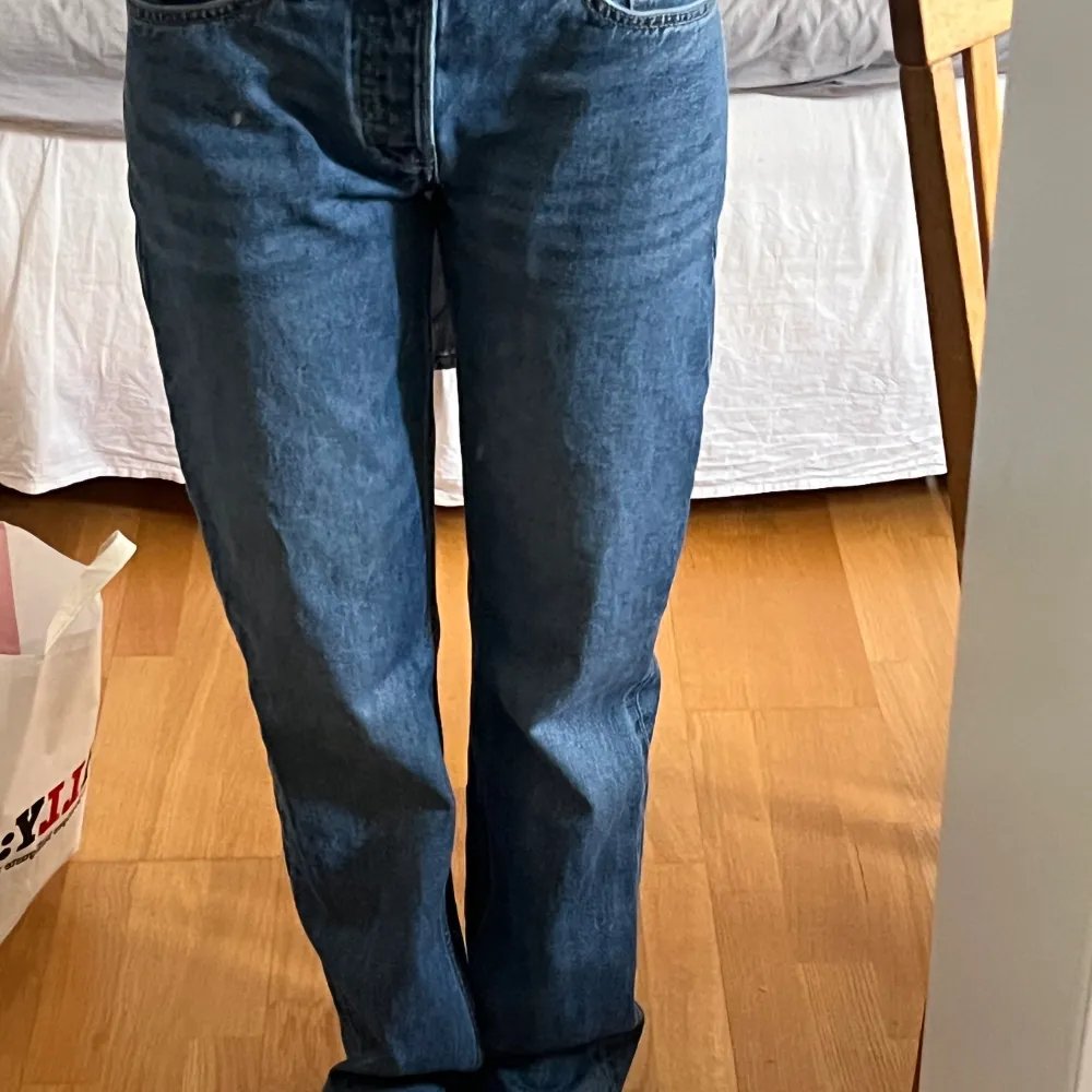 Ljusblåa lågmidjade jeans  Köpta på lager 157 Säljer pga för liten storlek  Aldrig använda endast prövda  Kontakta mig vid önskan om fler bilder 💕. Jeans & Byxor.