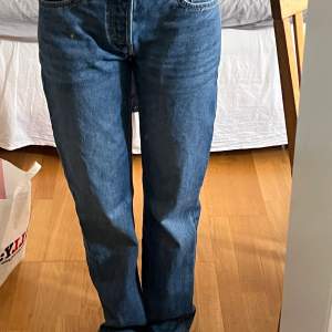 Ljusblåa lågmidjade jeans  Köpta på lager 157 Säljer pga för liten storlek  Aldrig använda endast prövda  Kontakta mig vid önskan om fler bilder 💕