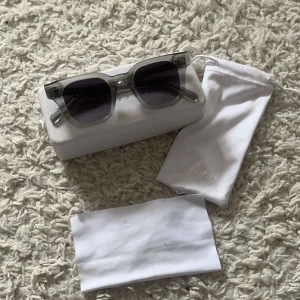 Chimi 04 Grey  - Säljer mina chimi 04 i färgen ”Grey” perfekta nu till sommaren. De är i bra skick utifrån att bågarna är lite slöa men de påverkar inte användningen. Allt og medföljer. Hör av dig vid funderingar och pris kan diskuteras vid snabb affär mvh Mh.sellout