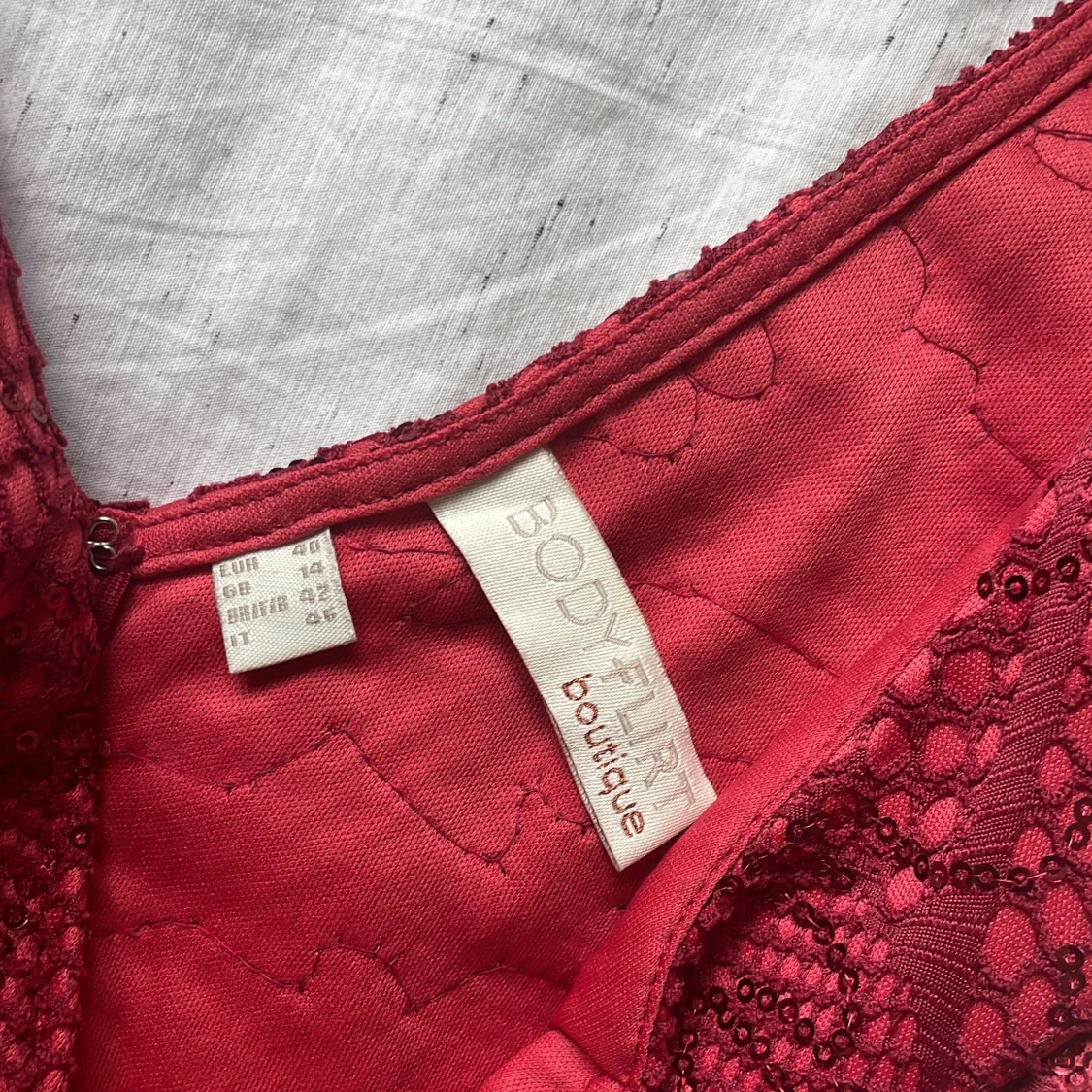 Röd glittrig långklänning - 93