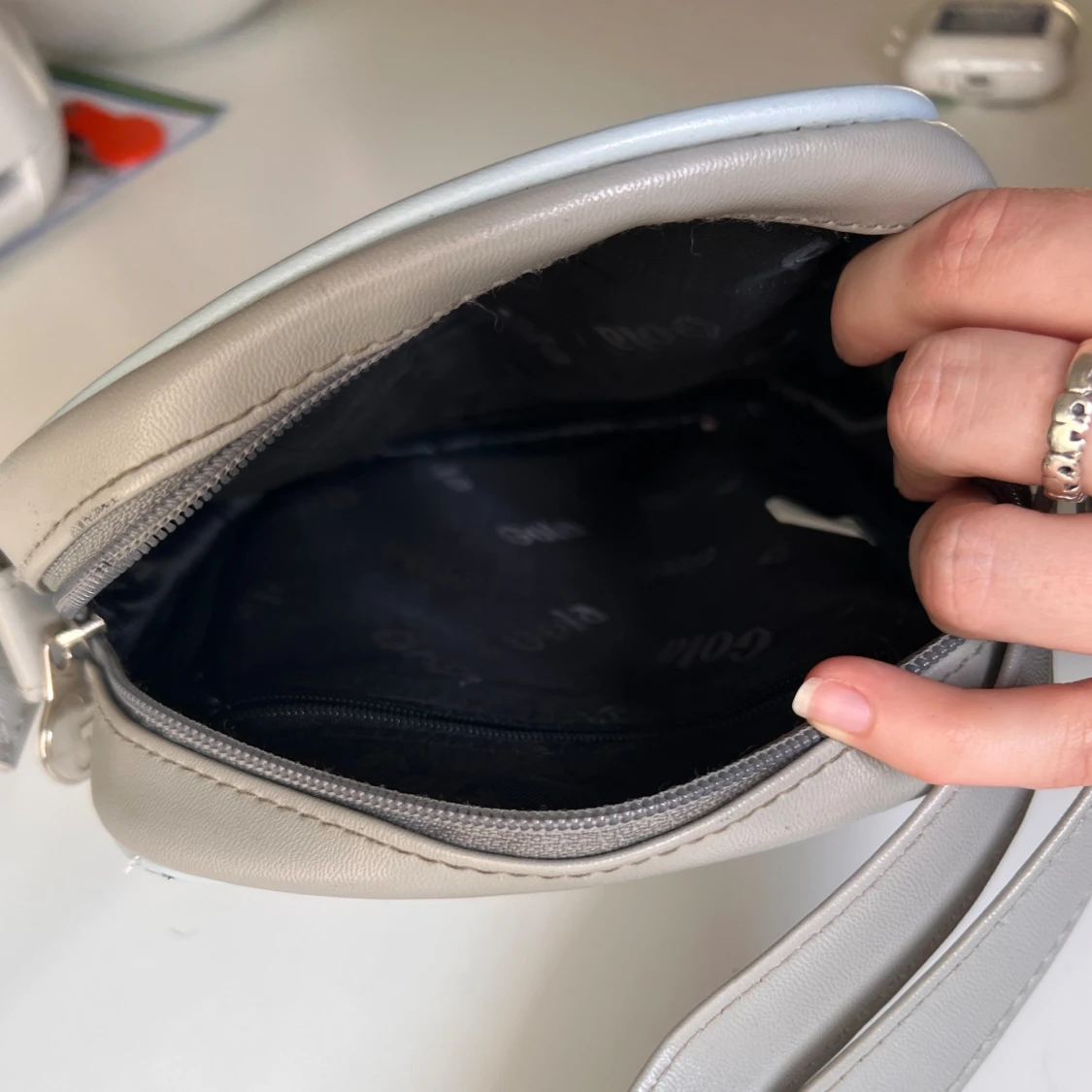 Grå axelväska från Gola - 4