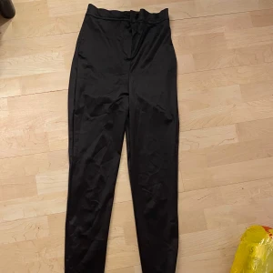 Svarta byxor - Säljer ett par svarta byxor. De är högmidjade och är lite utsvängda. Perfekta för både vardag och fest!