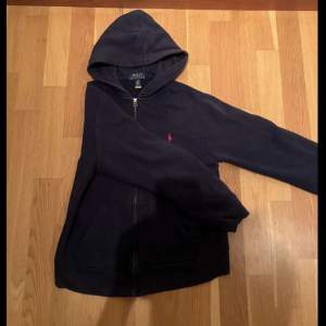 Hej! Säljer den feta Ralph lauren zip hoodien. Hoodien är i ett väldigt bra skick, nypris: cirka 1200kr. Pris kan diskuteras vid snabb affär. Tveka inte med att höra av er vid funderingar 💬