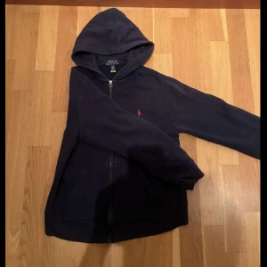 Ralph lauren zip  - Hej! Säljer den feta Ralph lauren zip hoodien. Hoodien är i ett väldigt bra skick, nypris: cirka 1200kr. Pris kan diskuteras vid snabb affär. Tveka inte med att höra av er vid funderingar 💬
