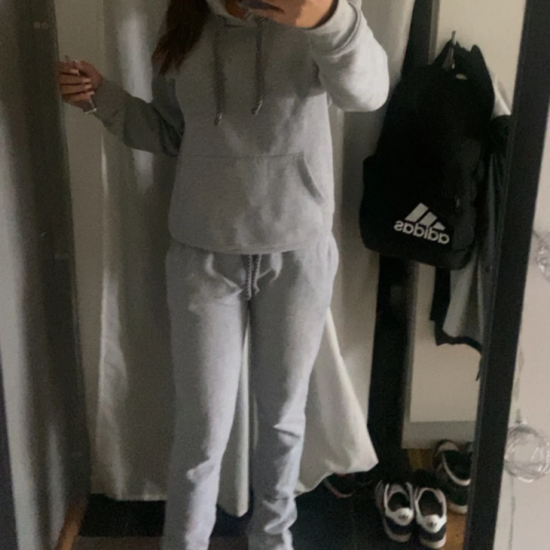 Grå hoodie med tryck - 2