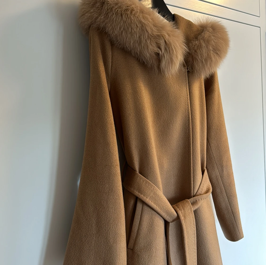 Beige kappa med pälsdetaljer - 92