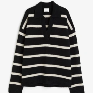 Randig stickad tröja - 🩶Randig stickad tröja från hm 🩶V-ringat 🩶Nyskick 🩶Storlek S 🩶Köparen står för frakten 🩶Inga returer 