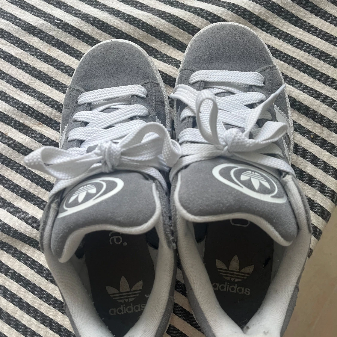 Gråa adidas campus 00s - 90