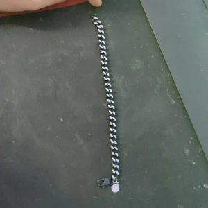 Armband - Jag säljer det hära armbandet för har it använt det på längeee skick 10/10.