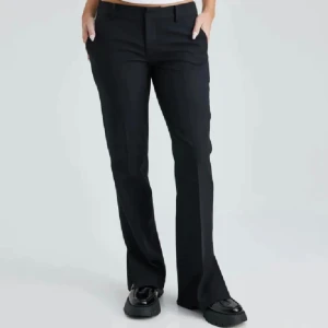 Lågmidjade Kostymbyxor - Säljer dessa lågmidjade kostymbyxor från Bikbok. Det är den äldre modellen med slit vid foten. Super super fina o har jätte fin passform!! De är använda men finns ingen synbart o inga defekter häller! Bara att höra av er vid frågor 😀❤️