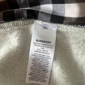 Burberry zip hoodie size L passar M - Jag säljer denna burberry hoodien för att den är för liten. Den är helt ny bara testad på 