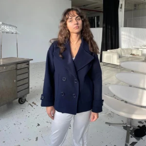 Jacka - En jacka från design by si som är i jätte fint skick och har inga skador eller fläckar. Jag köpte den förra året för ungefär 800kr. Så jag säljer den för halva priset.