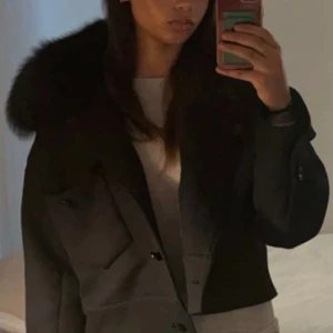 Meotine jacka - Meotine Charlie kappa i svart. Köpt för 3500kr. Storlek M/L. Varsamt använd så i mycket bra skick. Någon tråd som syns men inga tydliga defekter. 