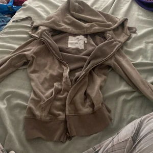  Sipphoodie - En super skön sipphoodie i skogs grå färg i stolek xs, använd kanske 10 gånger Max 