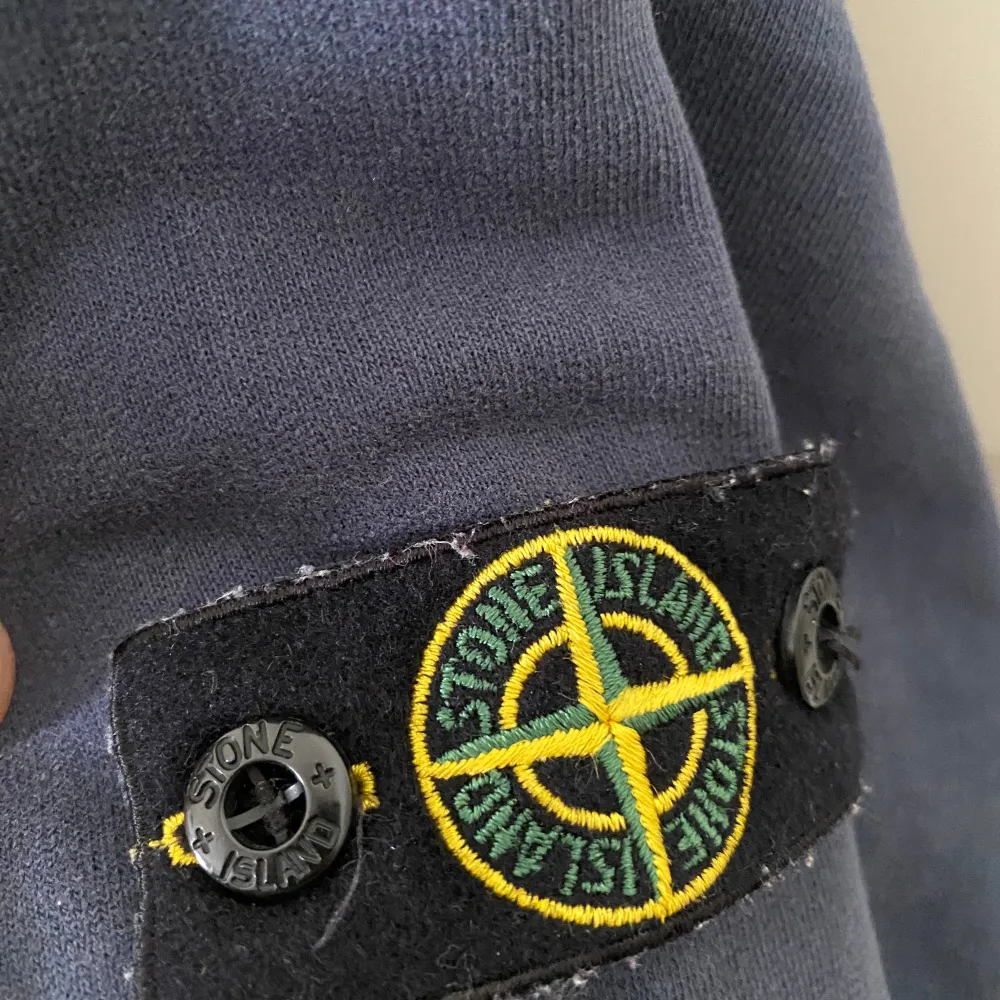 Säljer denna stone island hoodie då den är för liten. Hoodien är köpt på nk göteborg. Passar runt 170cm. Kom privat för mer frågor eller bilder. Hoodies.