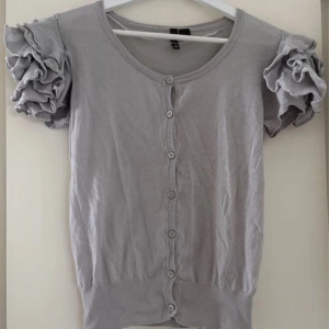 Fin stickad kofta  - Säljer denna fin stickade kofta då den tyvärr aldrig kommer till användning i storlek M  Skriv för fler bilder 💕