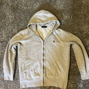 Ralph Lauren Zipper - Jätte fin ralph lauren zip i jätte fint skick. Nypris: 2100 o jag säljer för 699, skicka dm om du undrar något.