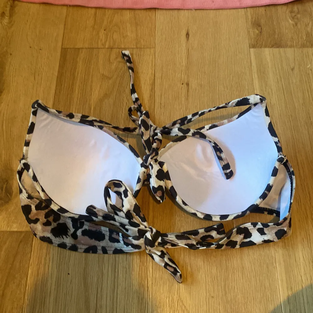 Säljer en superfin leopardmönstrad bikini. Den har knytband både i nacken och på ryggen, vilket gör att den sitter perfekt. Bikinin är i en normal passform och är perfekt för sommarens alla badäventyr. Materialet är mjukt och bekvämt, och mönstret är riktigt snyggt. Passa på att köpa denna trendiga bikini innan den försvinner! 🐆🌞. Övrigt.