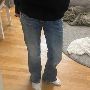 Jag säljer mina sjukt snygga g-star jeans! Dom kommer inte till användning och är lite stora i låren❤️ dom passar perfekt i längden och är i storlek 23/28