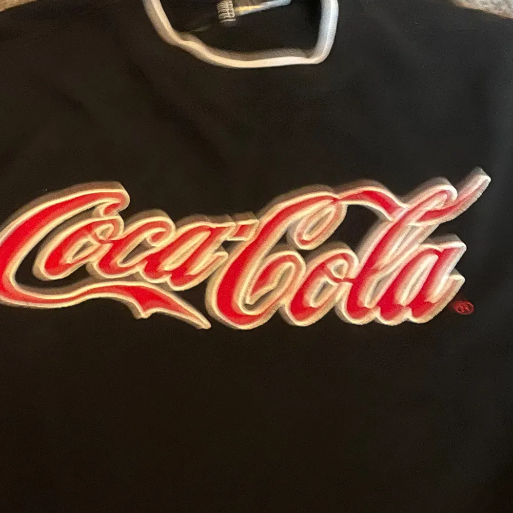 Säljer denna coola coca cola tröjan! Storlek S men ganska stor i storleken!. Tröjor & Koftor.