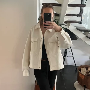 Höstjacka - Säljer denna beiga jacka från Vero Moda. Storlek XL men sitter som en S/M❤️
