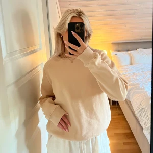Beige sweatshirt - En sweatshirt i st s lite oversized. Väldigt fluffig på insats och allmänt väldigt mysigt 🥰🥰