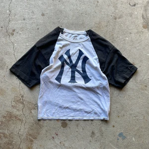 Reworked Raglan T-shirt - Crafted from a trio of vintage T-shirts, expertly combined in a timeless cropped raglan cut, each shirt thoughtfully selected to form this unique piece.