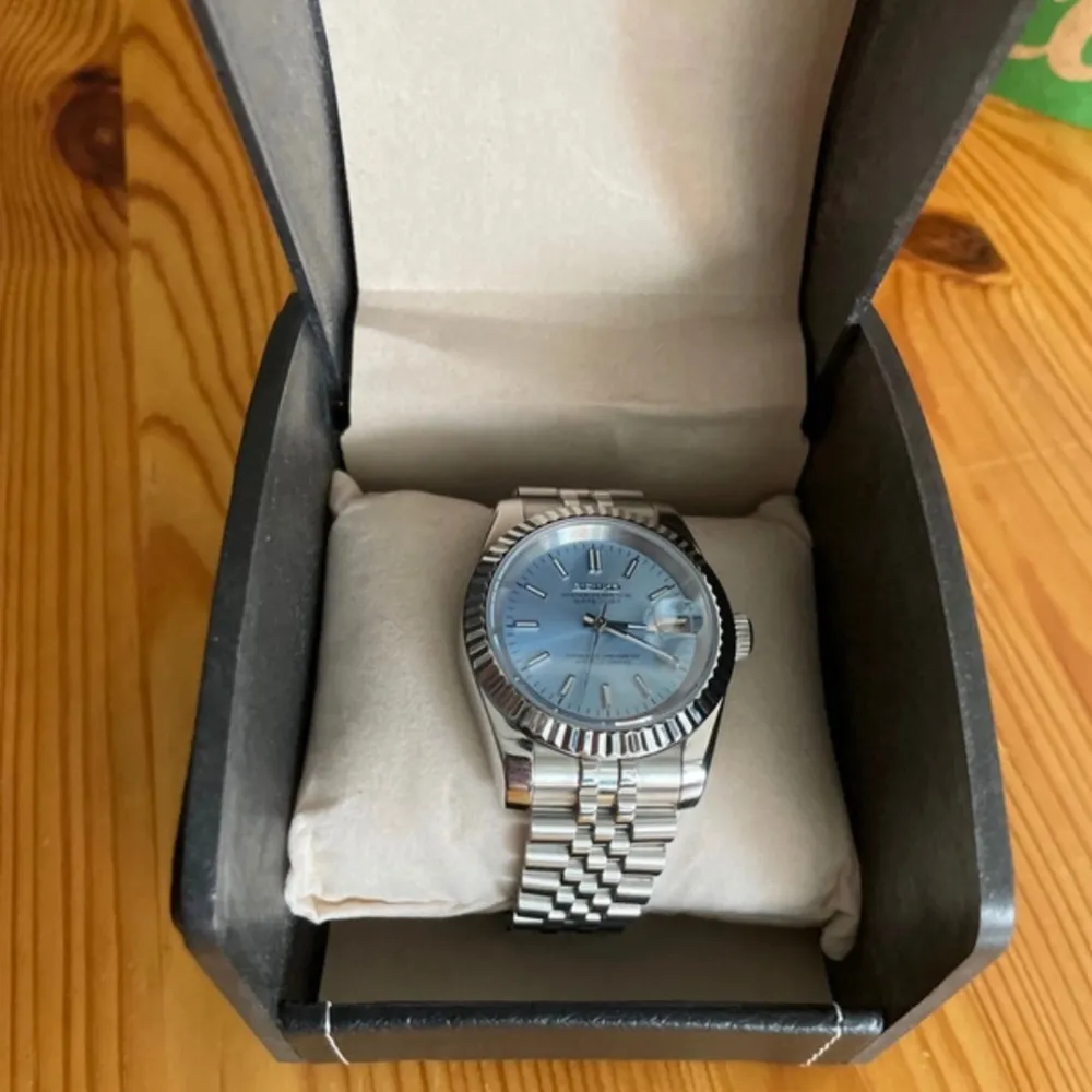 Seiko datejust mod i turkos/ljusblå färg som är väldigt fin och elegant. 41mm. Accessoarer.