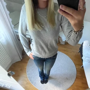 Stickade tröjor  - Två stickade tröjor från vila, en grå och en beige. Du kan köpa dem tillsammans eller separat. Tillsammans kostar dem 350 och enstaka 175🩷