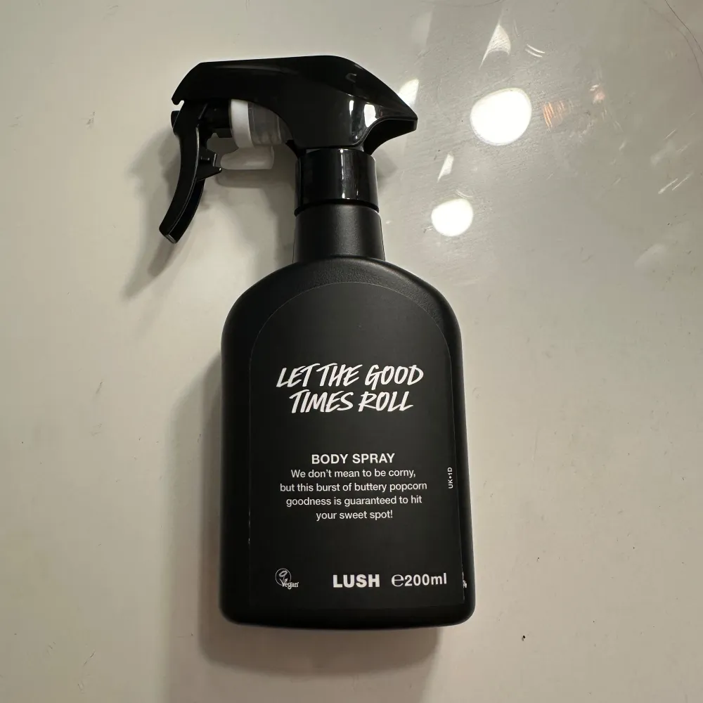 Säljer denna super populära, helt nya body sprayen från lush i doften ”let the good times roll”. Fick hem den idag och den är endast test sprayad en gång, men doften passa inte riktigt mig. Köpte för 365 plus 49 kr frakt! Säljer denna för 320 kr🥰. Beauty.