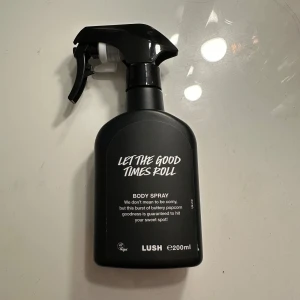 Lush - Säljer denna super populära, helt nya body sprayen från lush i doften ”let the good times roll”. Fick hem den idag och den är endast test sprayad en gång, men doften passa inte riktigt mig. Köpte för 365 plus 49 kr frakt! Säljer denna för 320 kr🥰
