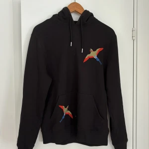 Axel arigato hoodie - Denna model tillverkad inte längre. Storleken är xxs, men passar som S. Og pris 1600kr.