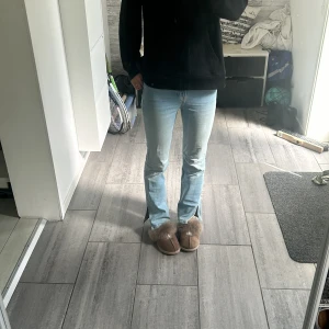 jeans med slits - säljer dessa jättefina jeans med slits pga jag aldrig använder dom, de är använda ett fåtal gånger men ser nya ut!  nypris runt 300 säljer för 120 💞diskuterar gärna pris💞 