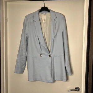 Blå kavaj  - Blå  oversized kavaj i strlk 36 från HM