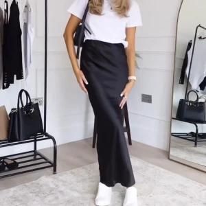 Svart satinkjol - Svart lång satinkjol.  Använd få gånger.  Skriv vid fler bilder eller intresse🖤