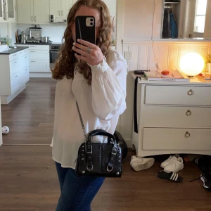 Snygg handväska  - Jättefin handväska med snygga detaljer!💓