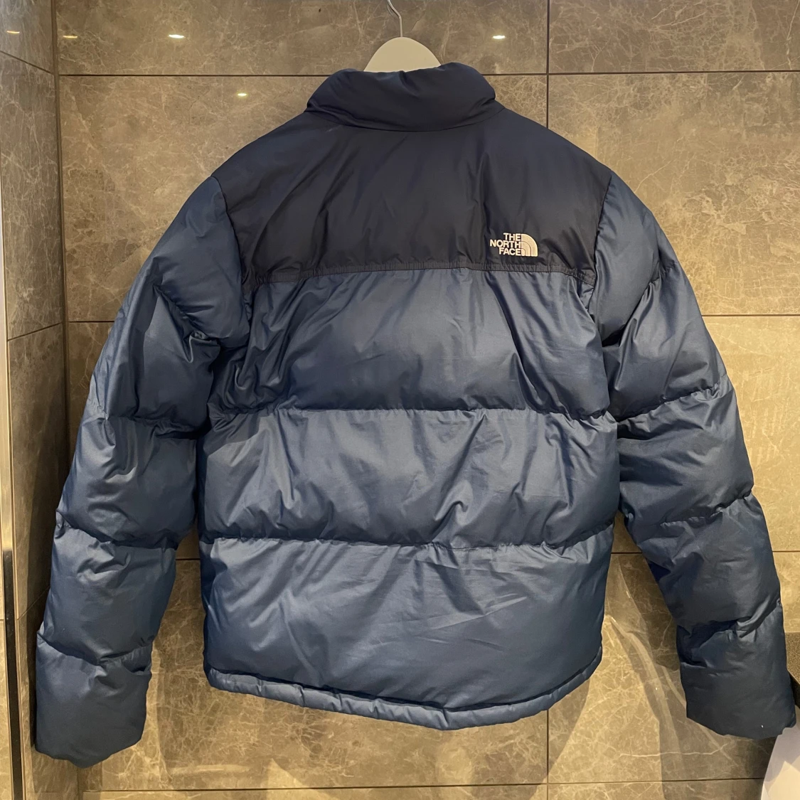 Blå pufferjacka från The North Face - 90