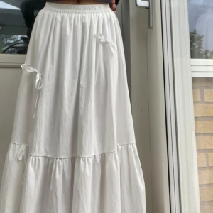 Fin vit kjol med rosetter - Maxikjol som går att ha både lågmidjat och högmidjat 💗