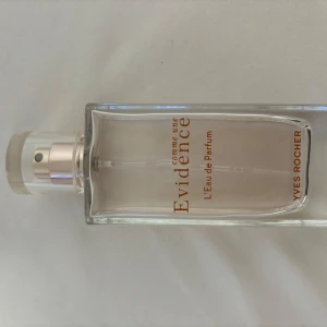 Comme une Evidence L'Eau de Parfum från Yves Rocher - Säljer en elegant och fräsch parfym från Yves Rocher, Comme une Evidence L'Eau de Parfum. Flaskan är genomskinlig med en stilren design och har en praktisk sprayfunktion. Perfekt för både vardag och speciella tillfällen. Köp direkt eller ge prisförslag 💛nästan full