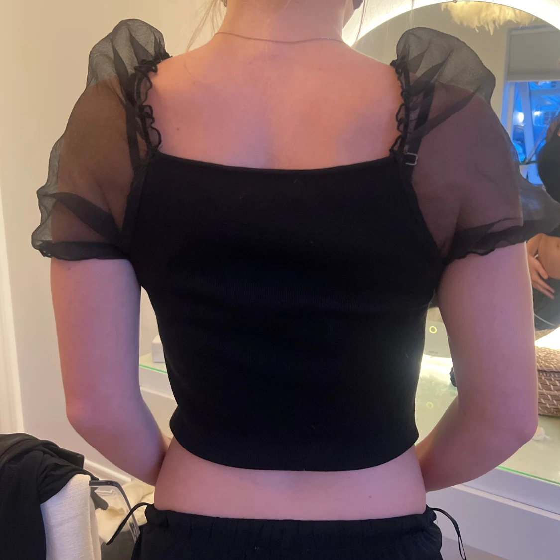 Svart topp med puffärmar från Diamant Rose - 90