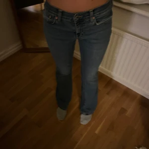 Midwaist jeans - Säljer dessa supersnygga jeansen från Gina Tricot pågrund av att de tyvärr blivit för stora, de är midwaist men kan även uppfattas som low💞💞
