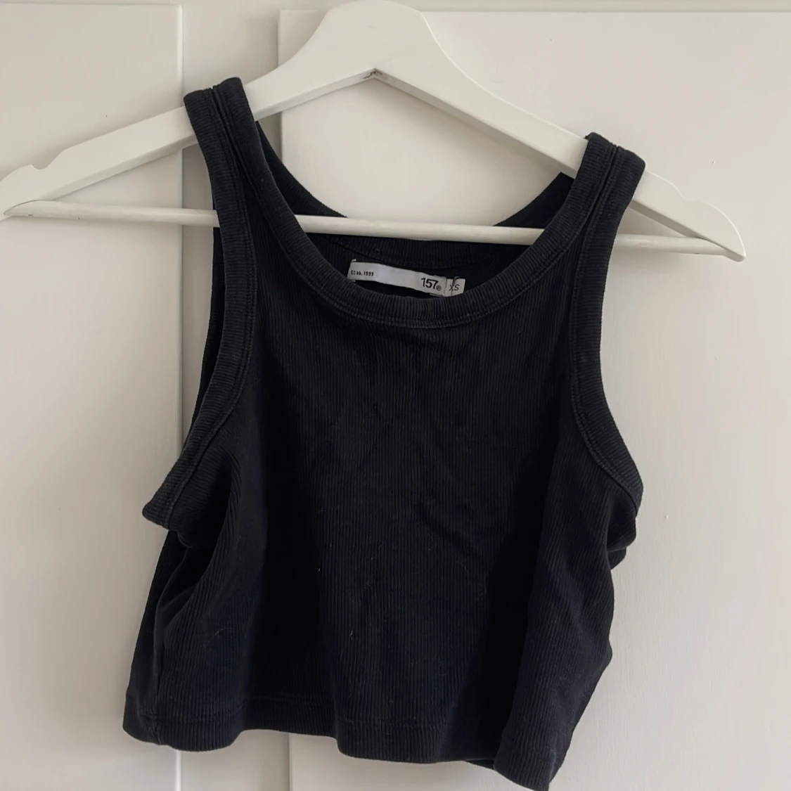 Svart ribbad croppad linnetopp från 157
