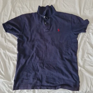 Polo pike - Säljer nu den här o använda polo piken 10/10 skick inga hål eller fläckar pris kan diskuteras vid snabb affär. Hör av dig vid frågor eller bilder. 