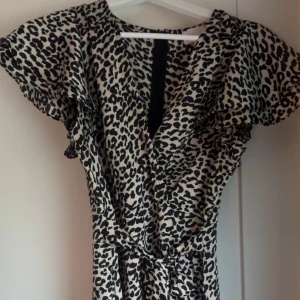 Leopard klänning - Svårt att få till bra bild men är volangärmar upptill, knyte i midjan och lite utåt nertill❤️❤️