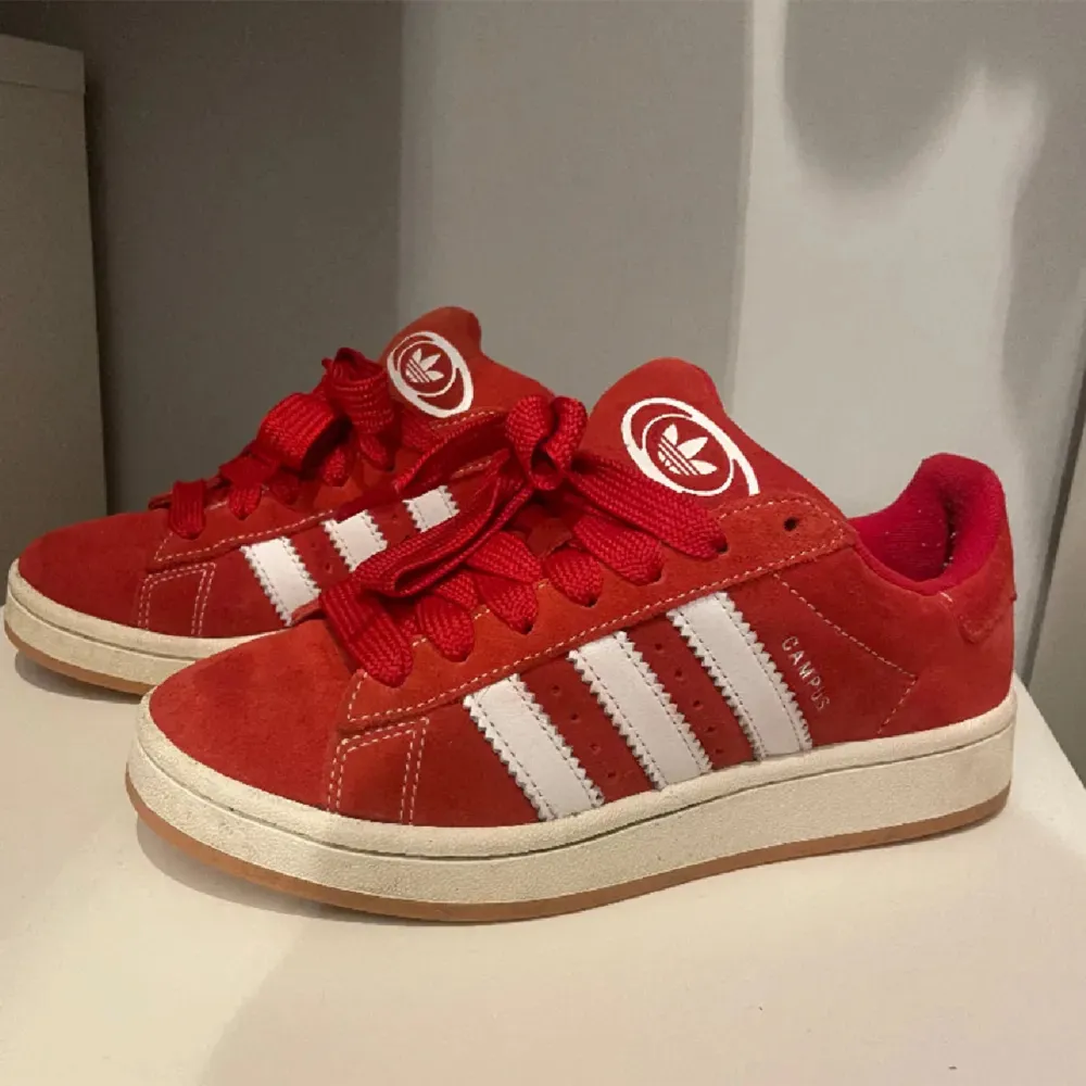 Säljer ett par snygga röda Adidas Campus sneakers, väldigt fint skick. Säljer billigt då jag vill bli av med dom. ❤️. Skor.